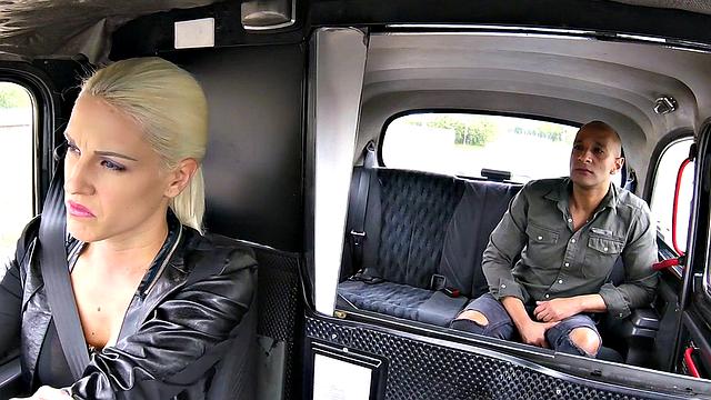 блондинка с пирсингом на киске катается на черном члене в машине