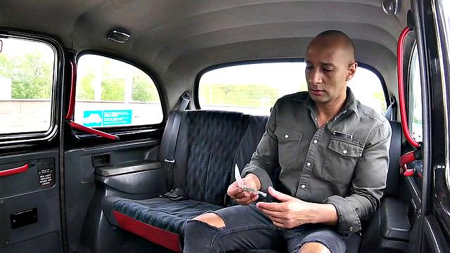 блондинка с пирсингом на киске катается на черном члене в машине