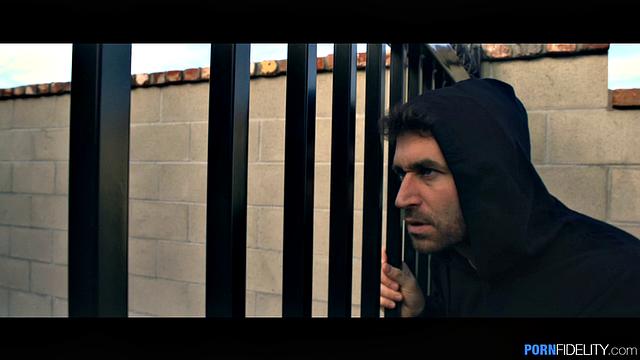 стелла глубоко сосёт бывшему и скачет на нём на диване