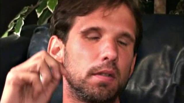 зрелый мужик дрочит и кончает на камеру