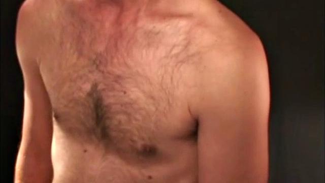 зрелый мужик дрочит и кончает на камеру