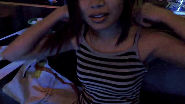 Элла разгорается с белым парнем, которого видит впервые