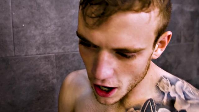 Athletic guy barebacks inked stud after shower