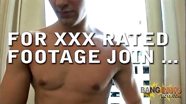 Кристофер Моралес дрочит свой мощный член с огоньком