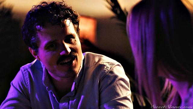 брюнетка находит блондинку в постели - сюрприз превратился в оргию