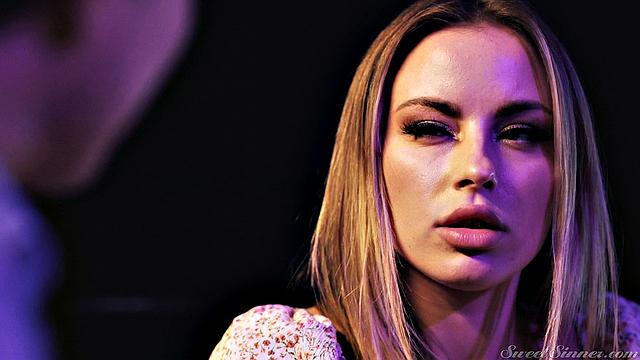 брюнетка находит блондинку в постели - сюрприз превратился в оргию