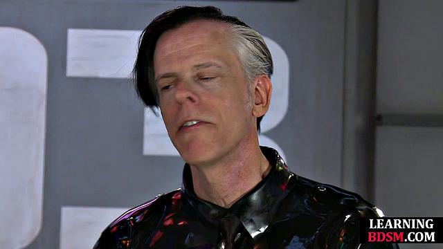 Девушка в бинтах жестко подчиняется в страстной порке от хозяина.