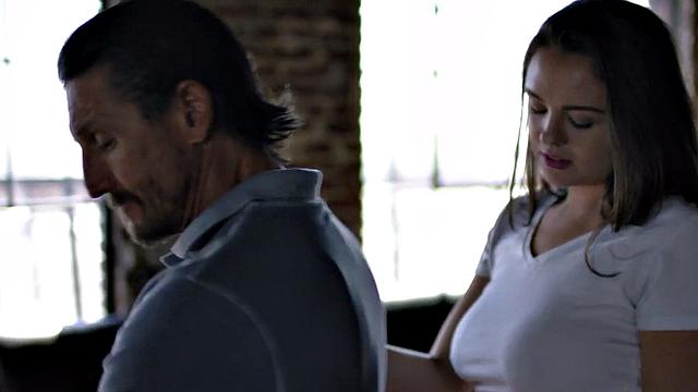 волосатая брюнетка катается и принимает большой член