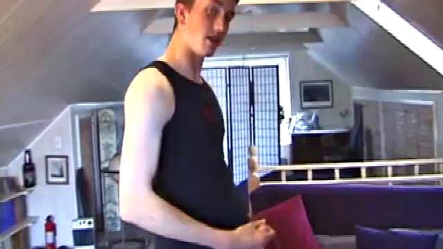 Дерек с огромным членом дрочит и кончает мощно