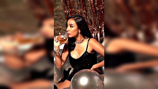 Brunette Fitgirl Seductive