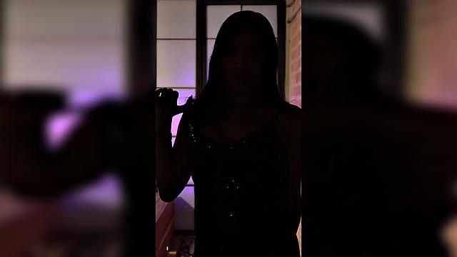 Брюнетка с тату в офисной форме соблазняет на камеру