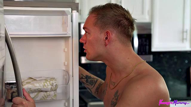 Topless Stepmom - S2:E9