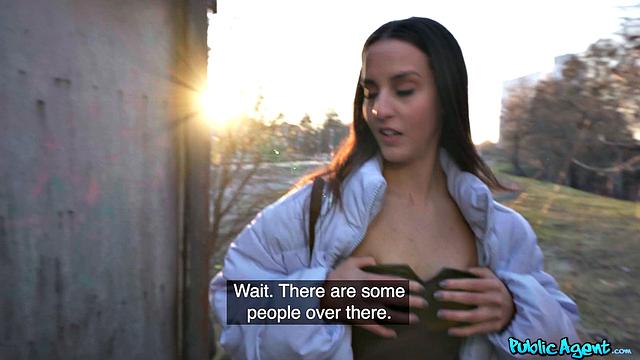 Брюнетка Betzz крутит задом за евро и удивляет темпераментом у Мартина Gun'а на студии, а на вокзале поймали разве что вдохновение.