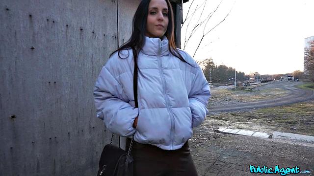 Брюнетка Betzz крутит задом за евро и удивляет темпераментом у Мартина Gun'а на студии, а на вокзале поймали разве что вдохновение.