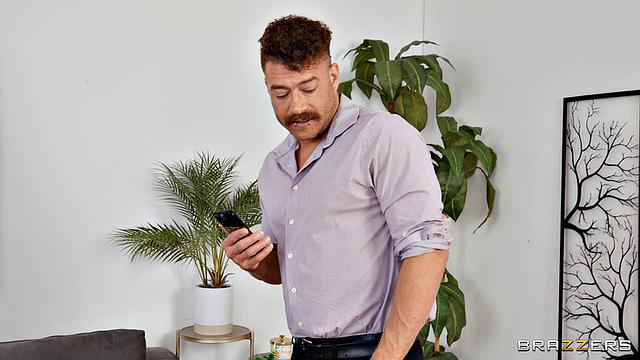 райан раздвигает ноги для двух членов на кухне и в спальне