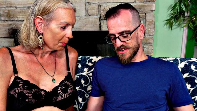 зрелая женщина берет в жопу и глотает сперму