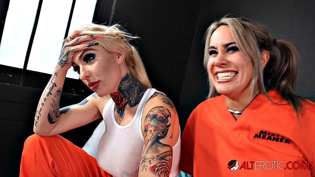 Misty Meaner показывает Мише, как мокро и мощно умеет squirting, и заводит её до предела татуированными руками.