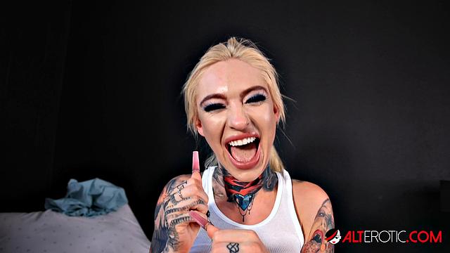 Misty Meaner показывает Мише, как мокро и мощно умеет squirting, и заводит её до предела татуированными руками.