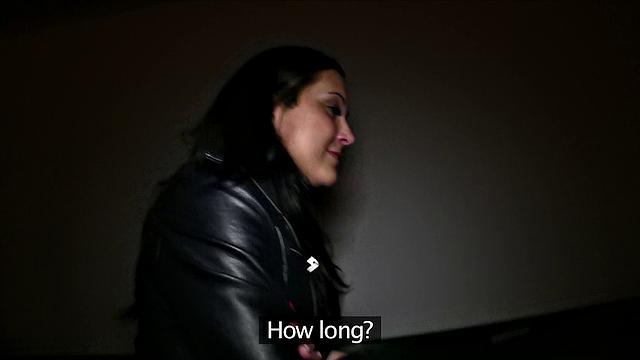 брюнетка думает, что получит айфон, но приходится брать всё в рот на свежем воздухе