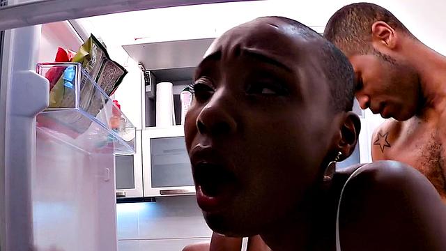 Пышная черная красавица зажигает на кухне после лизания