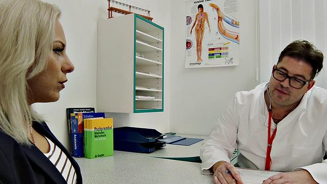 Доктор трахается с медсестрой и кончает на неё