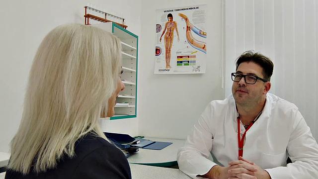 Доктор трахается с медсестрой и кончает на неё