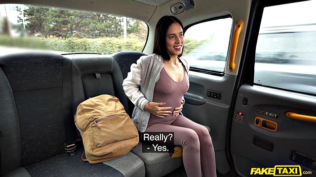 Венесуэльская красотка Helen Star отрабатывает скидку глубоким горлом в такси