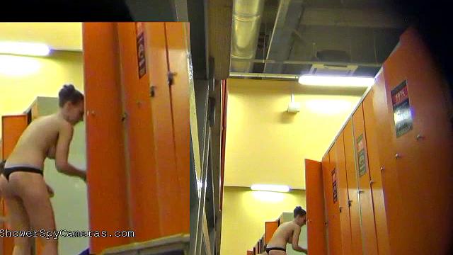 скрытая камера снимает голую женщину в душе