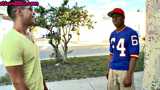 чёрный гетеро загоняет белому по самое горло