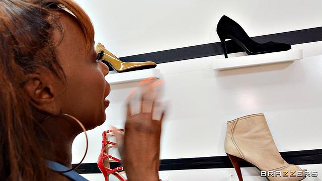 Взрослая красотка примеряет туфли и сразу берет член продавца в рот, а потом трахается так, что магазин чуть не развалился.