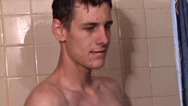 Скайлер дрочит в душе и глубоко пальцами трахает свою дырку