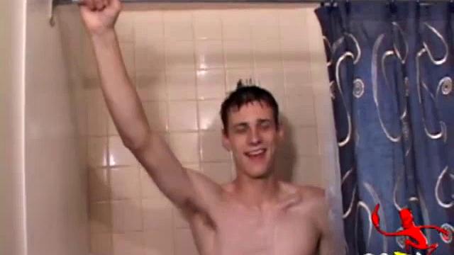 Скайлер дрочит в душе и глубоко пальцами трахает свою дырку