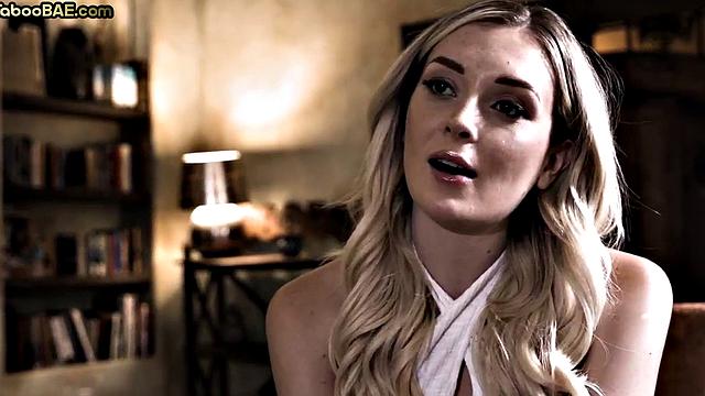 Татуированная красотка устраивается на работу прямо на столе босса