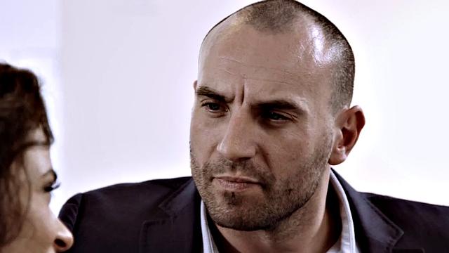 классная телка с большой жопой скачет на члене парня