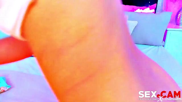 Hot babe takes it in the booty