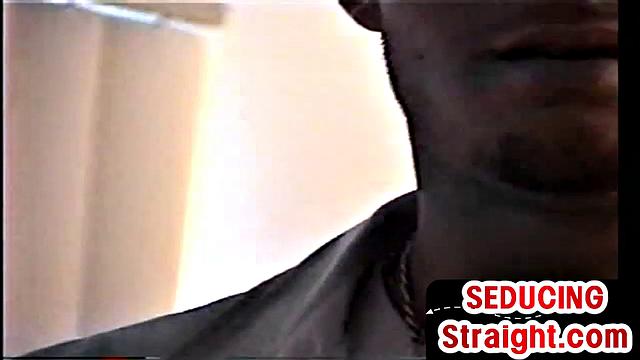 гетеро парень жонглирует: сосёт красавчику и дрочит не отходя от кассы