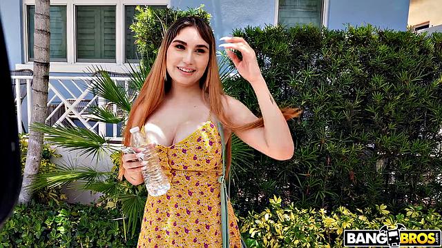 Bonnie Bun показывает огромную грудь и получает сперму на лицо в машине с Johnny Love