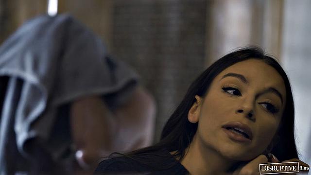 Шантаж делает Джеймса покорным для Кэлвина и Лео