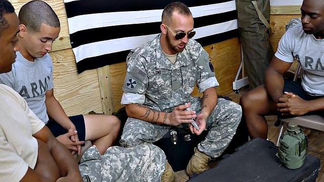 черный жрец разрывает армейского качка под взглядами военных подглядывающих