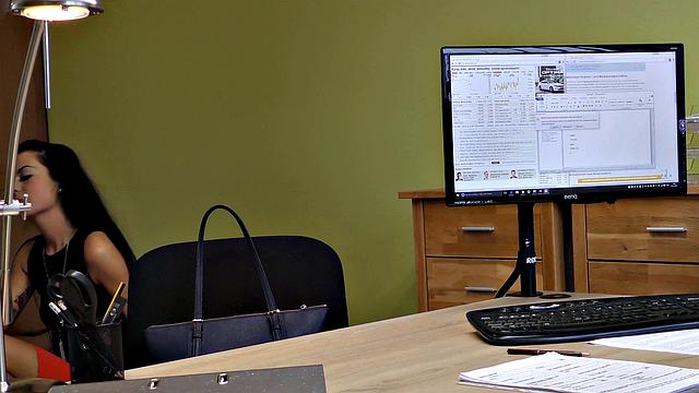 жаркая брюнетка разносит офис, чтобы получить деньги