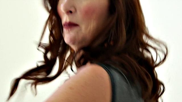 зрелая в откровенном платье трахается с другом внука