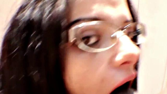 Пышногрудая зрелая жадно заглатывает черный член на улице