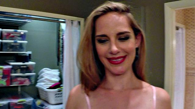 дезире вега болтает в розовых трусиках в раздевалке