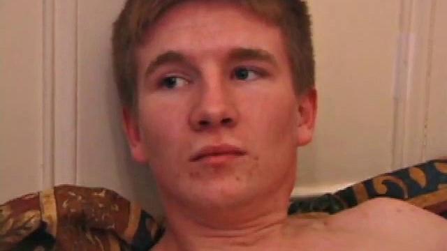 кейси раздевается и дрочит свой стояк прямо перед камерой