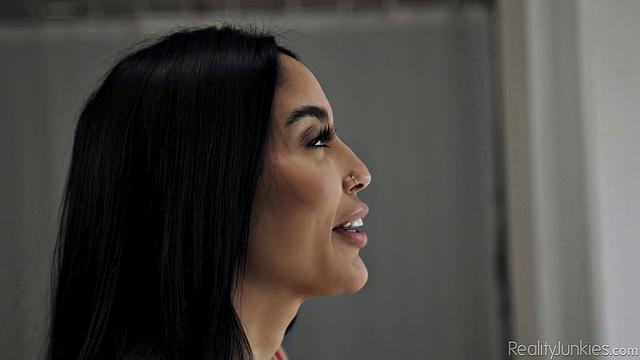 Ванесса Скай страстно сосёт и трахается с отчимом в спальне, горячий семейный секс с большим членом.