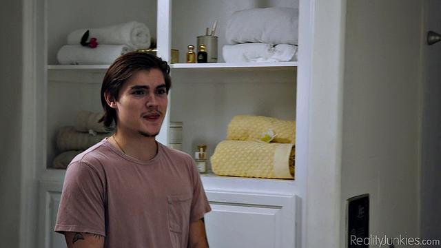 Ванесса Скай страстно сосёт и трахается с отчимом в спальне, горячий семейный секс с большим членом.