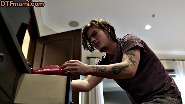 рыжая мачеха с аппетитными формами даёт пасынку как будто это семейная уборка