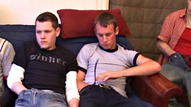 Пять зрелых парней устраивают жаркое гей посвящение с минетом и спермой на камеру.