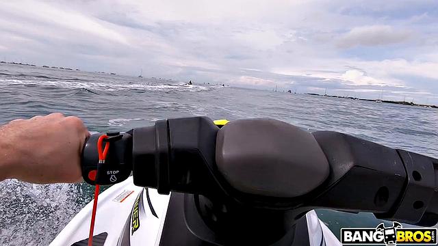 Vina's Sexy Beach Vacation 