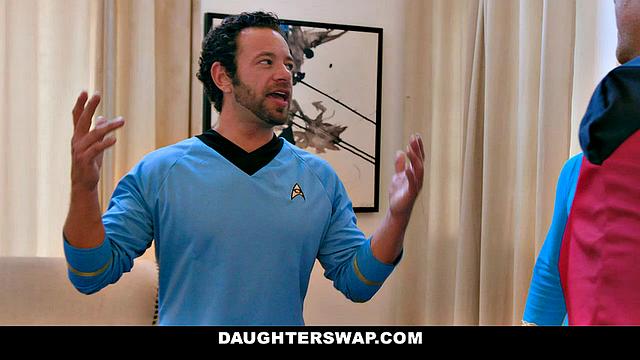 две зрелые фанатки sci-fi забавляются: сперма в космосе и визги